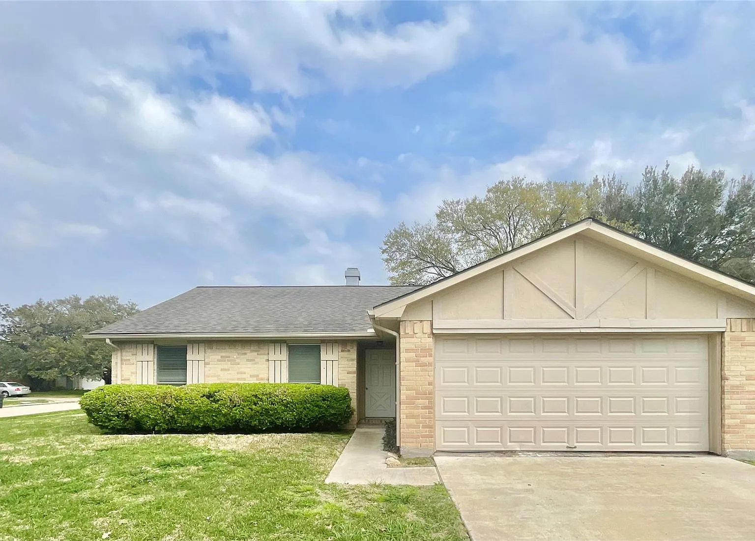 3 bed, 2.0 bath, 1469 sqft, $2,100 — Photo 1