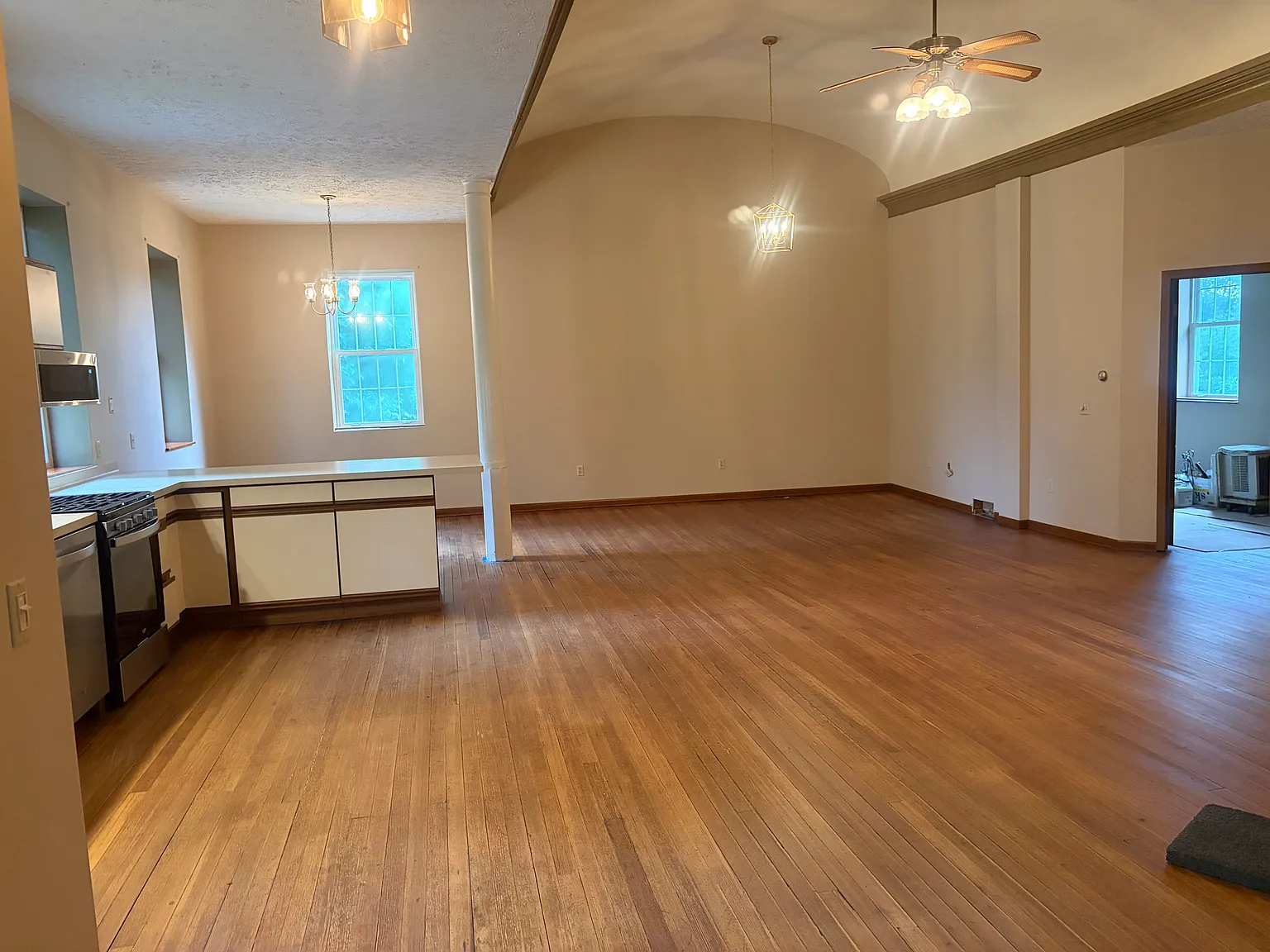 1 bed, 1600 sqft, $1,400 — Photo 3