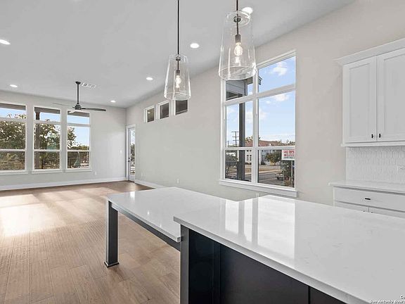 3rd image of 1423 S Presa St. #101