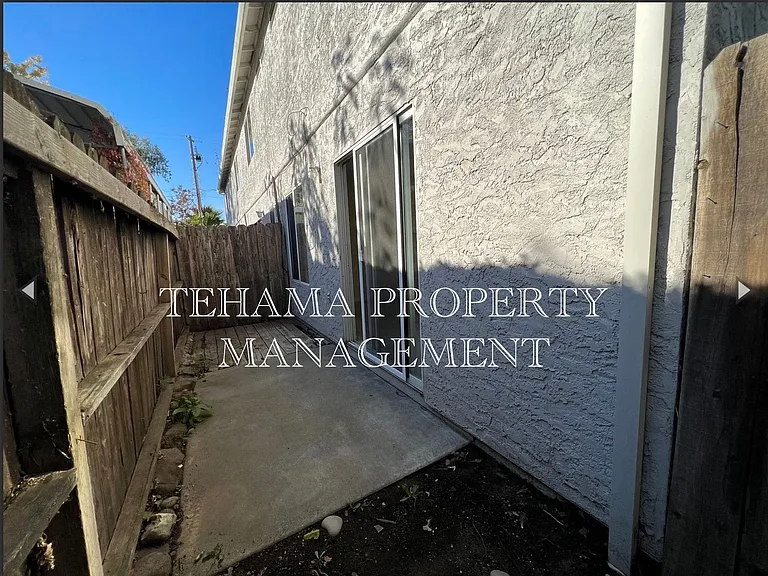 1070 Lakeside Dr — Photo 25
