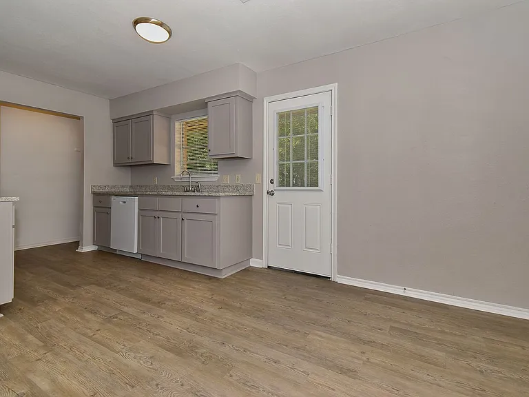 4008 Templeton St — Photo 12
