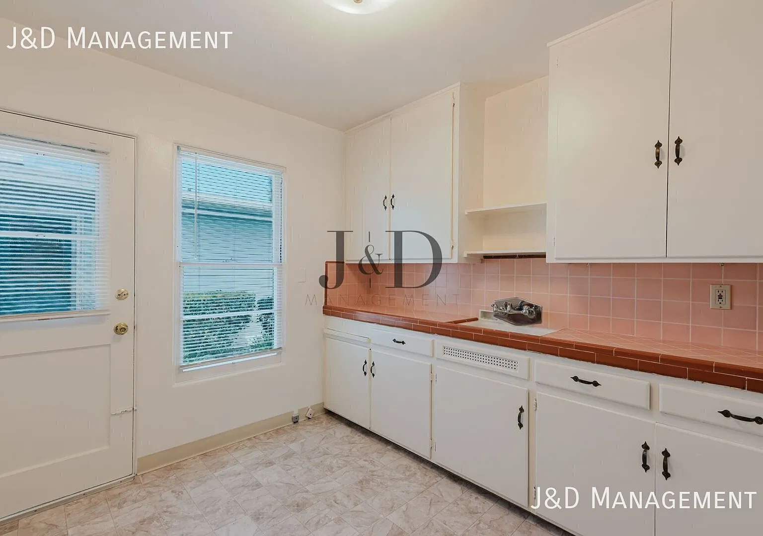 Cottage-Style Apartment in University Heights! — Photo 4