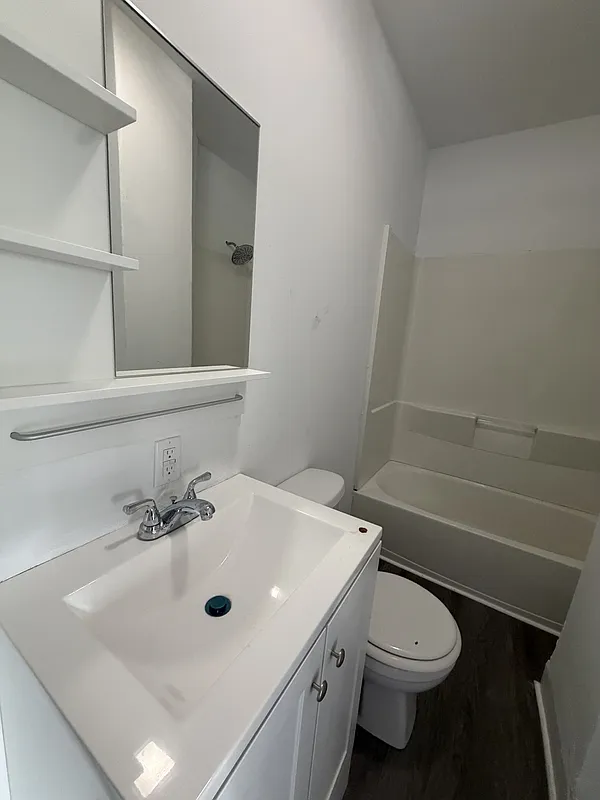 3 bed, 1.0 bath, 1050 sqft, $1,100 — Photo 2