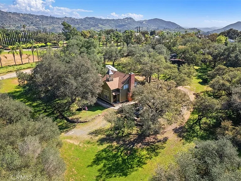 1239 Rainbow Valley Blvd — Photo 27