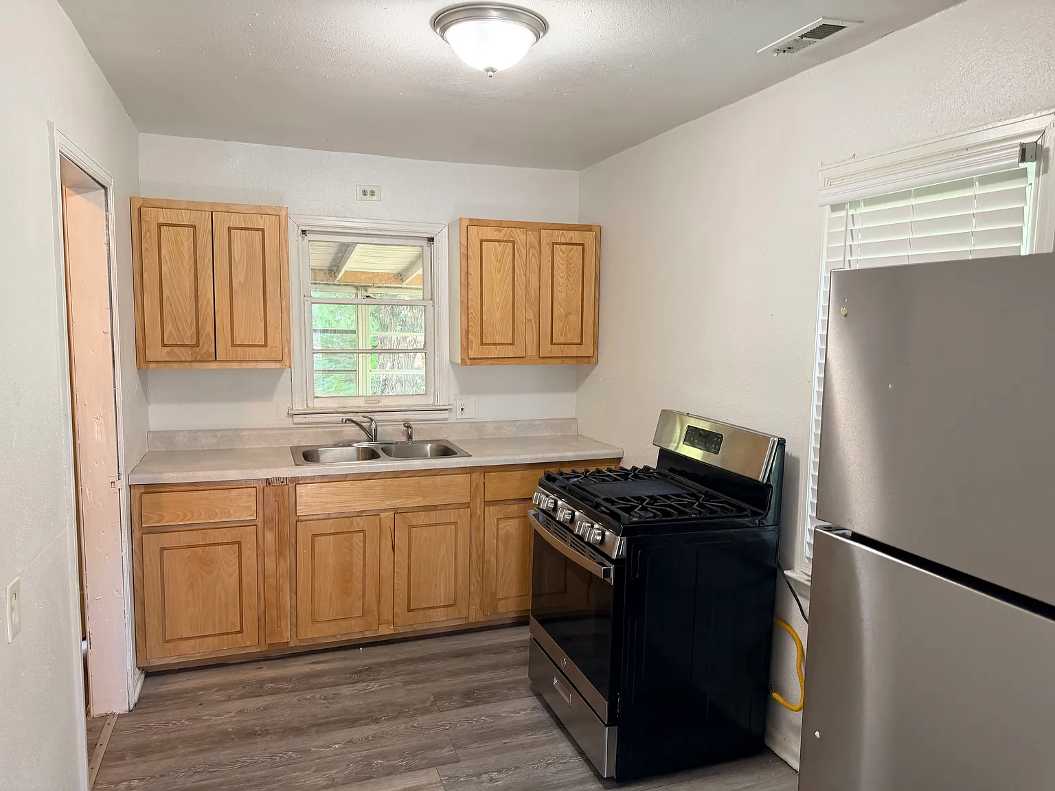 3 bed, 845 sqft, $975 — Photo 3