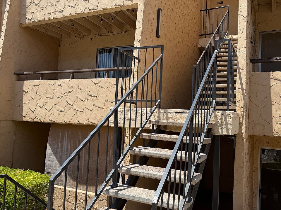 Top floor unit with Vaulted ceilings