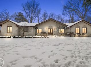 6910 Montgomery Dr, Shelby Township, MI 48316