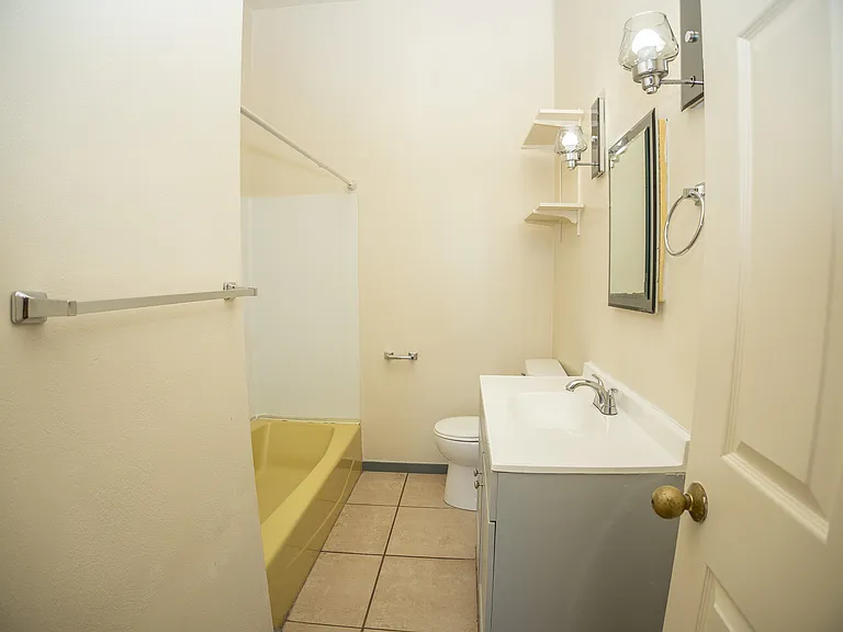 901 Jackson St E — Photo 7