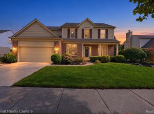 25754 Lochmoor Ln, Novi, MI 48374