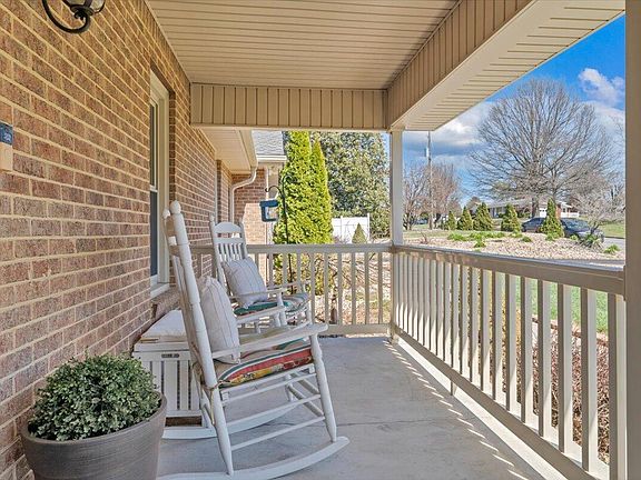 3rd image of 55 Murray Ct