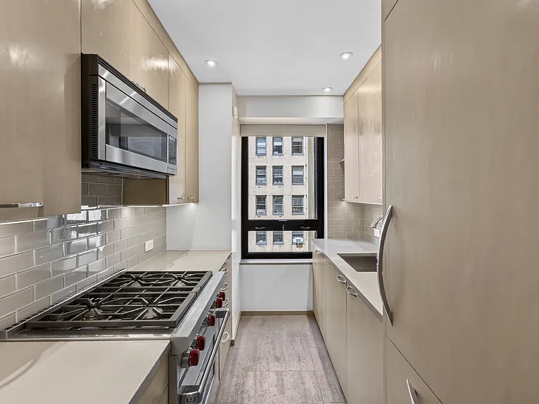 415 E 54th St #10C — Photo 4
