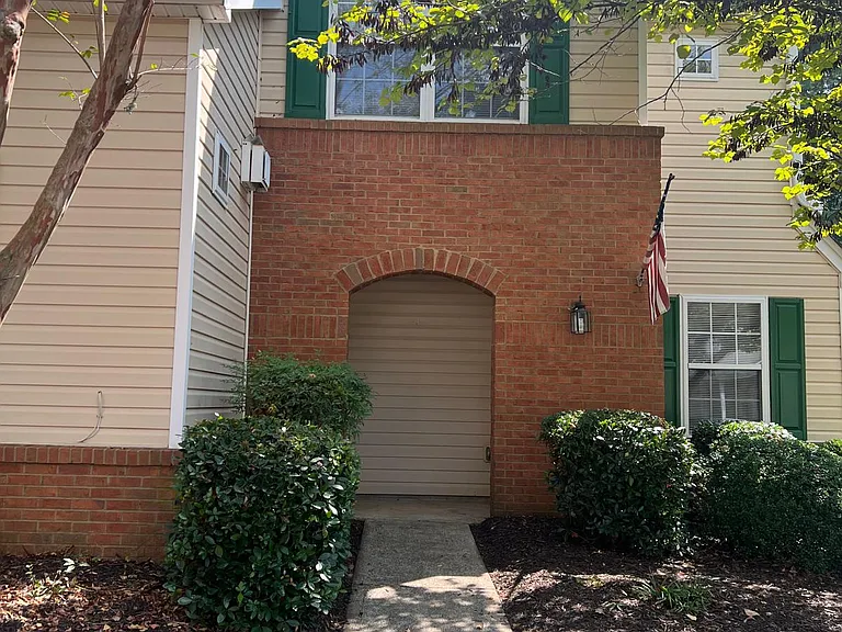 107 W Oaks Ct — Photo 2