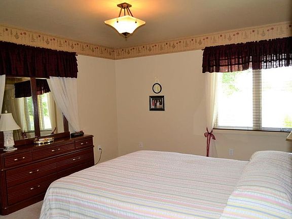 5th image of 364 W Daffodil Dr