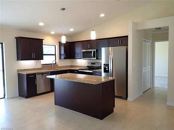 4th image of 113 NE 9th Ct