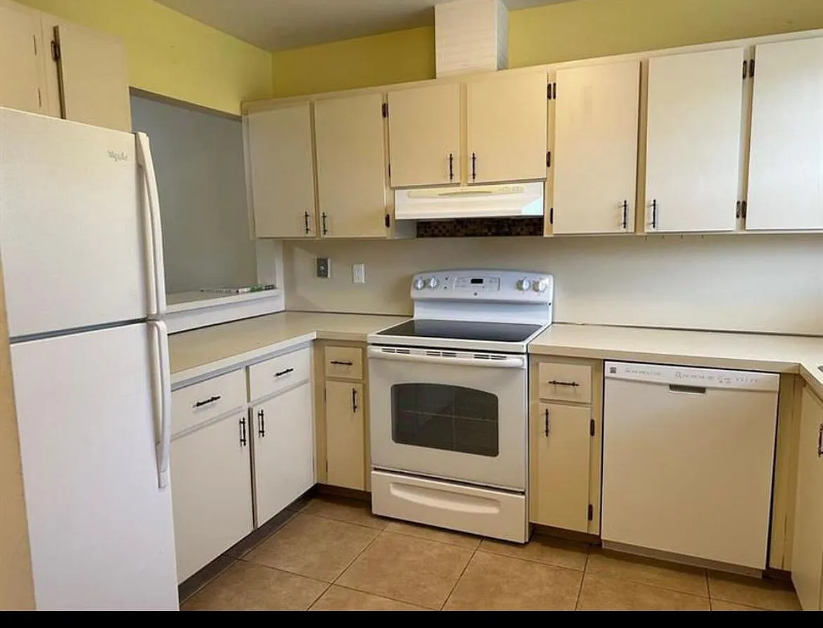 3 bed, 2.0 bath, 1300 sqft, $2,600 — Photo 2