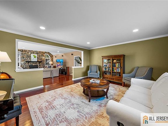 4th image of 21 Drinking Brook Rd