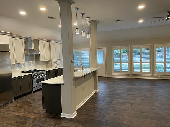 4th image of 33 Campden Cir
