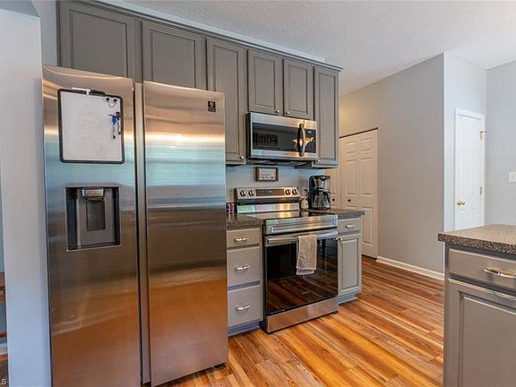 3rd image of 208 Crest Stone Ct