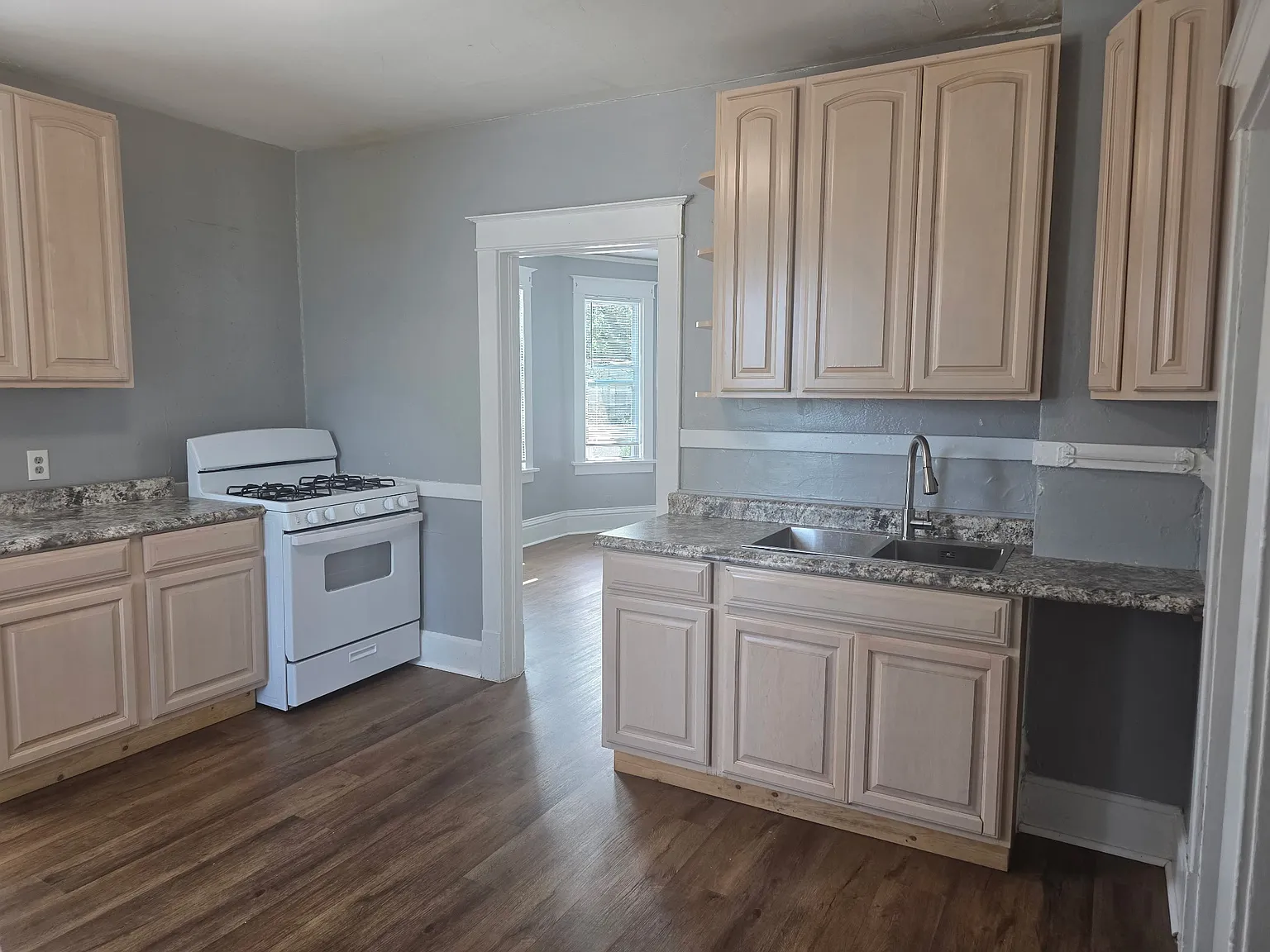 3 bed, 1000 sqft, $1,850 — Photo 2