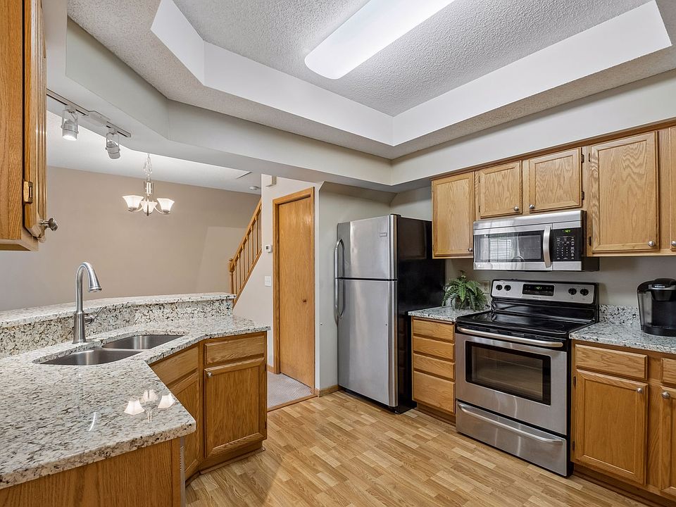 Large Kitchen with Upgraded Premier Granite, Stainless-Appliances, Breakfast Bar.