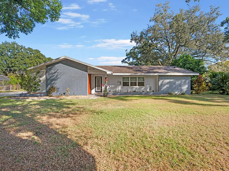 608 Overhill Dr — Photo 2