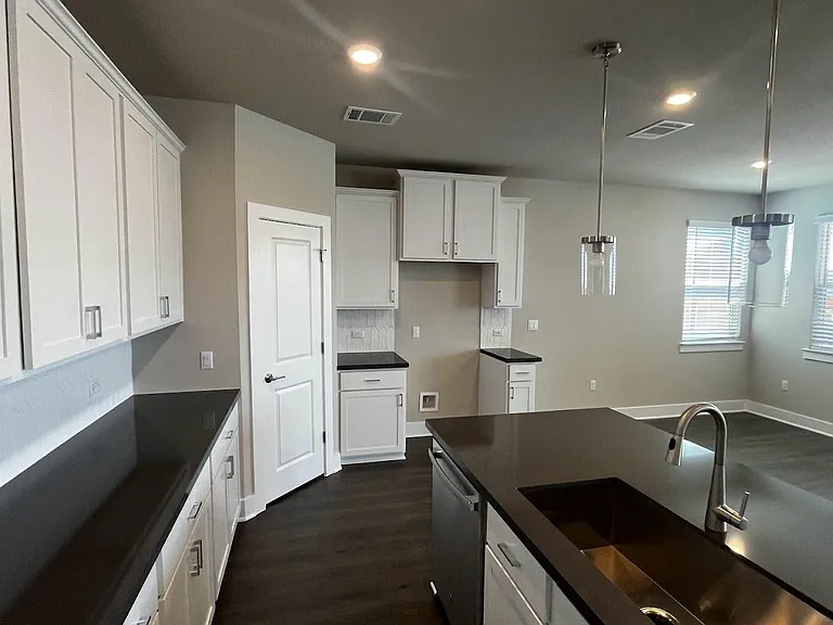 2905 Mary Elizabeth Dr — Photo 3