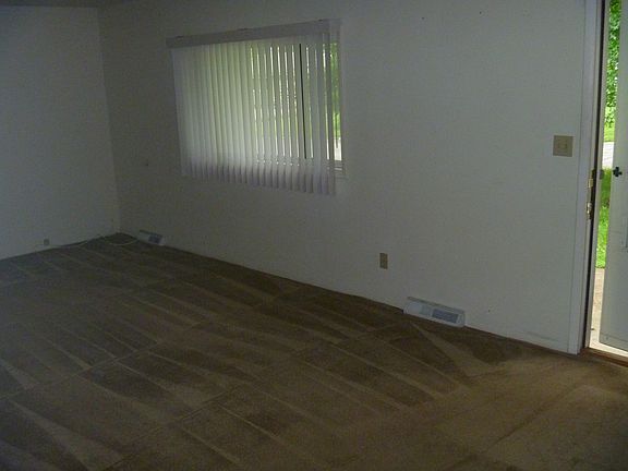 4th image of 10809 Newton Ave