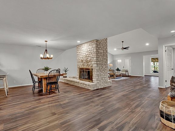 5th image of 471 Summit Cir