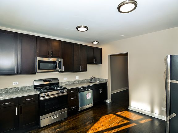 2nd image of 4447 N Rockwell St #2