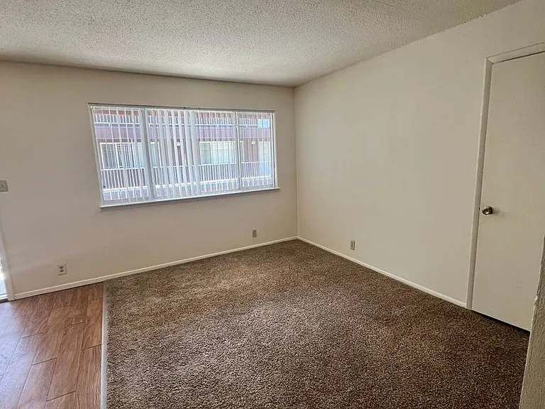 Hilltop House Apartments — Photo 21