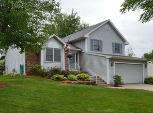 424 W Clover Ln, Cottage Grove, WI 53527