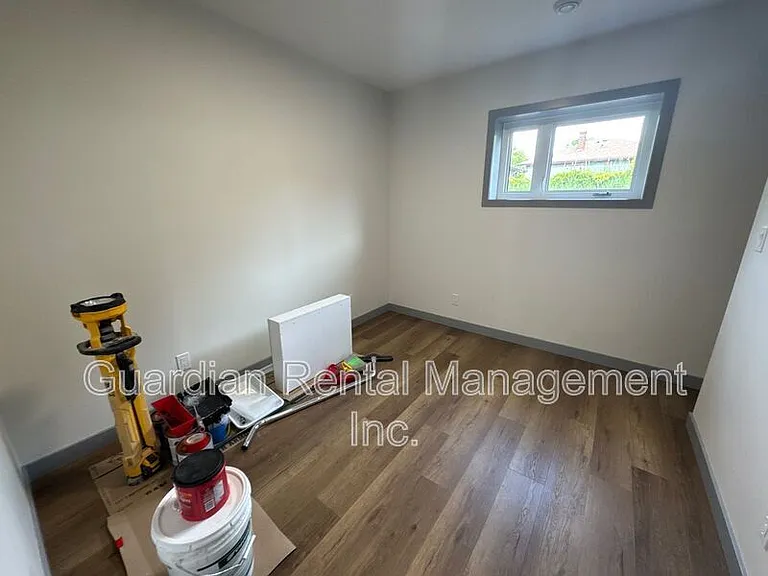 214 Windemere Ave S — Photo 3