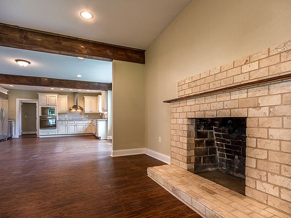 2nd image of 717 W Woodlawn Ave