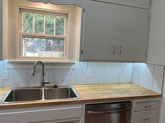 4th image of 2324 Sewell St