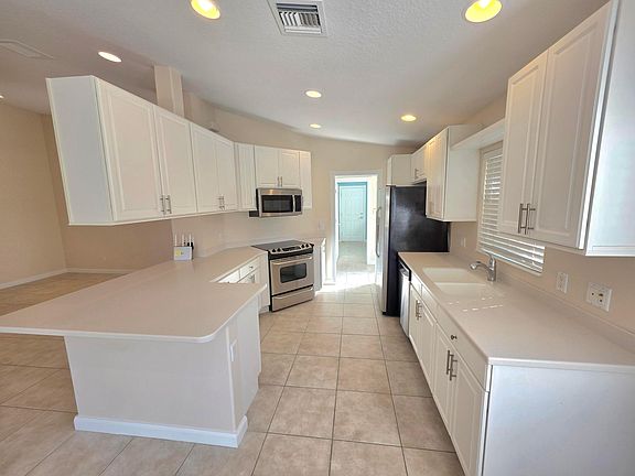 3rd image of 10399 SW Stratton Drive