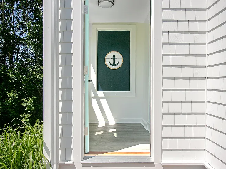 113 Aquidneck Ave — Photo 2