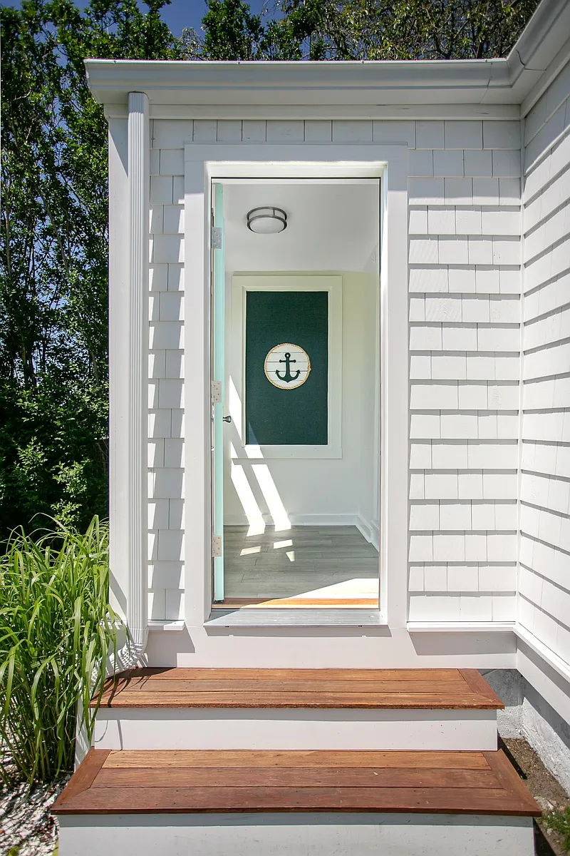 Building Photo - 113 Aquidneck Ave