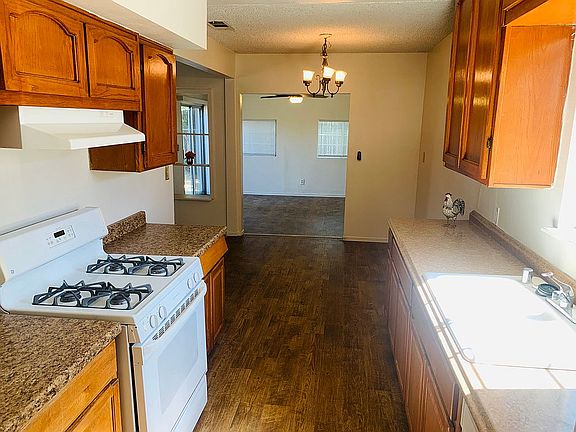 4th image of 626 Pioneer Ave