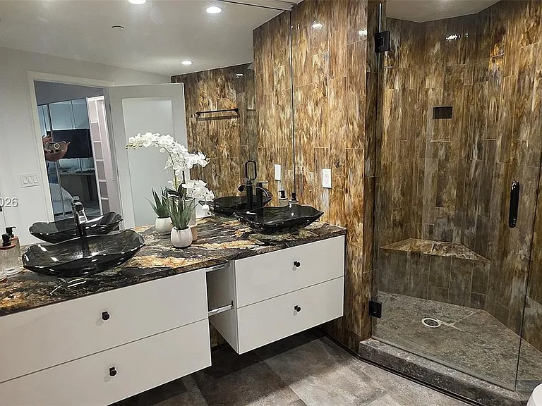 300 S Pointe Dr #908 — Photo 17