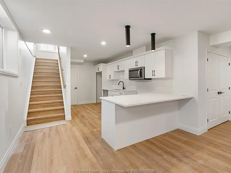 160 McLellan Ave #B — Photo 7