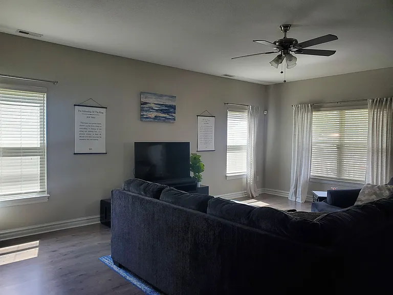 1231 Stewart St — Photo 11