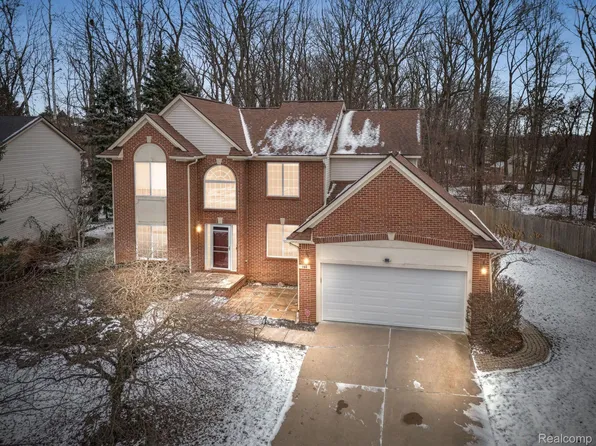 104 Chestnut Rdg, Walled Lake, MI 48390