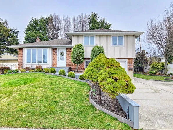 2 Kent Pl, Plainview, NY 11803