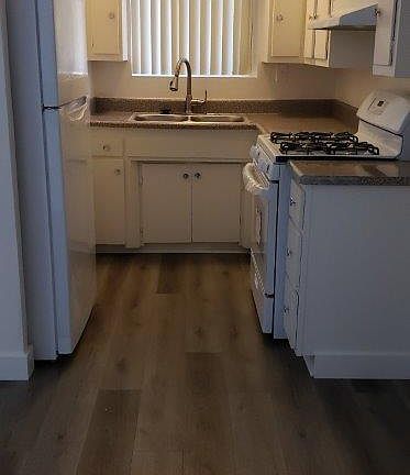3rd image of 11427 Oxnard St