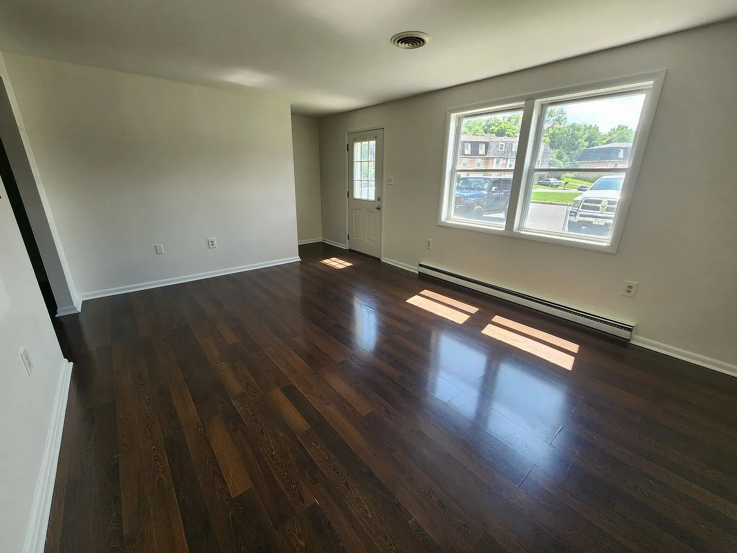 Beautiful Townhome — Photo 2