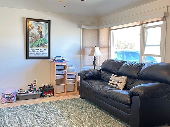 Front Room (can be used for dining, playroom, 2nd living area)