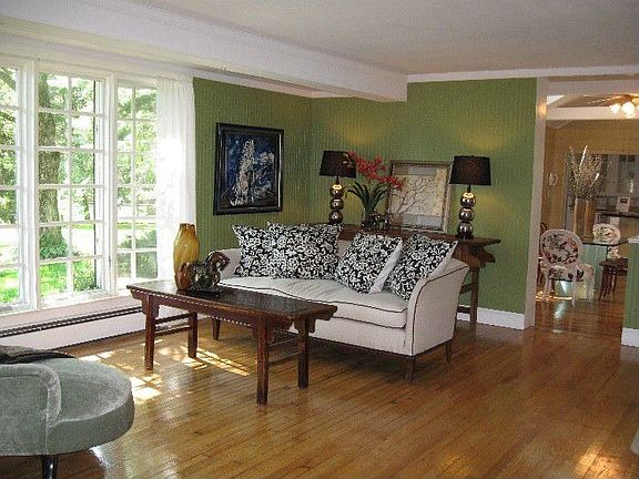 SPACIOUS LIVING ROOM