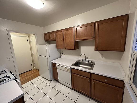 3rd image of 826 E Henry Clay St APT 1