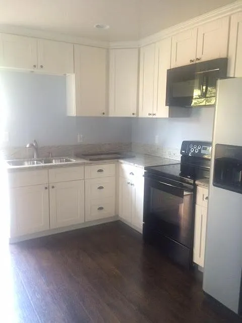 Full kitchen - Donna Ave