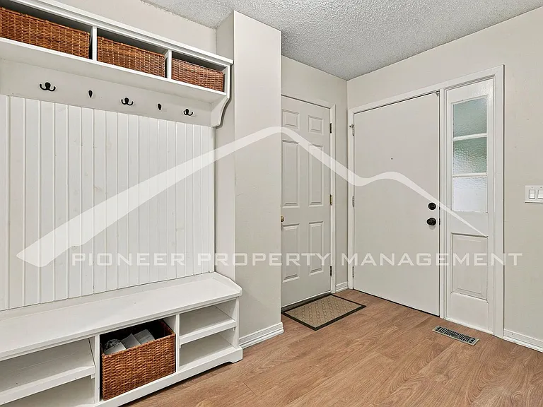 2598 S Vaughn Way #B — Photo 3